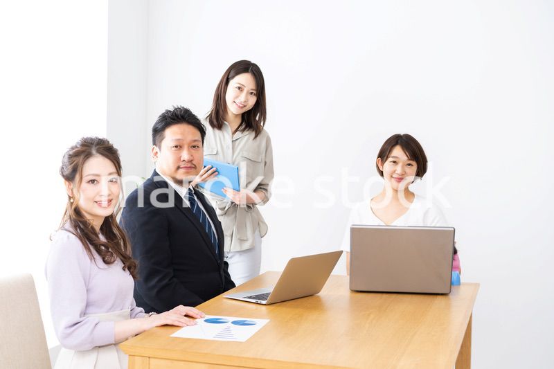 オフィスで赤ちゃんと一緒に働く会社員