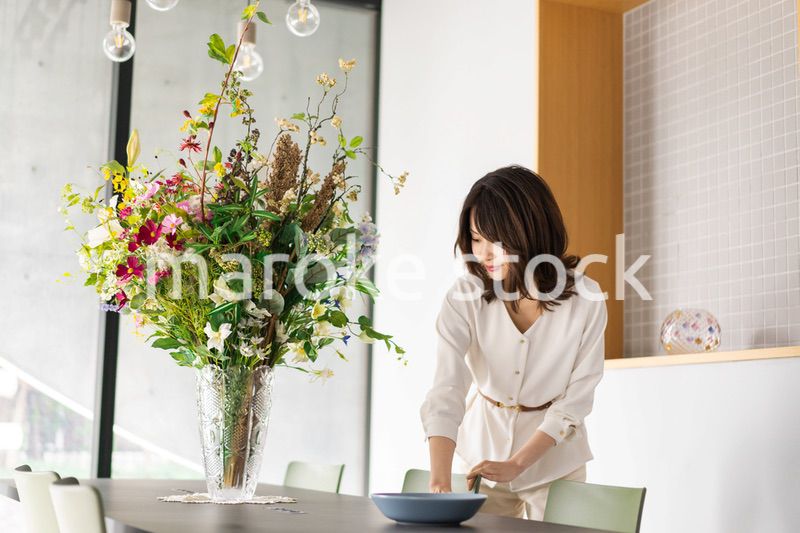 レストランで働く若い女性