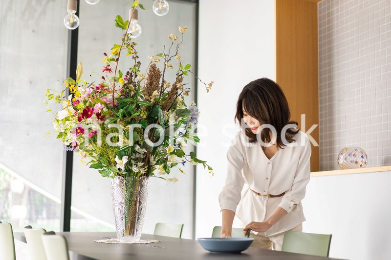 レストランで働く若い女性