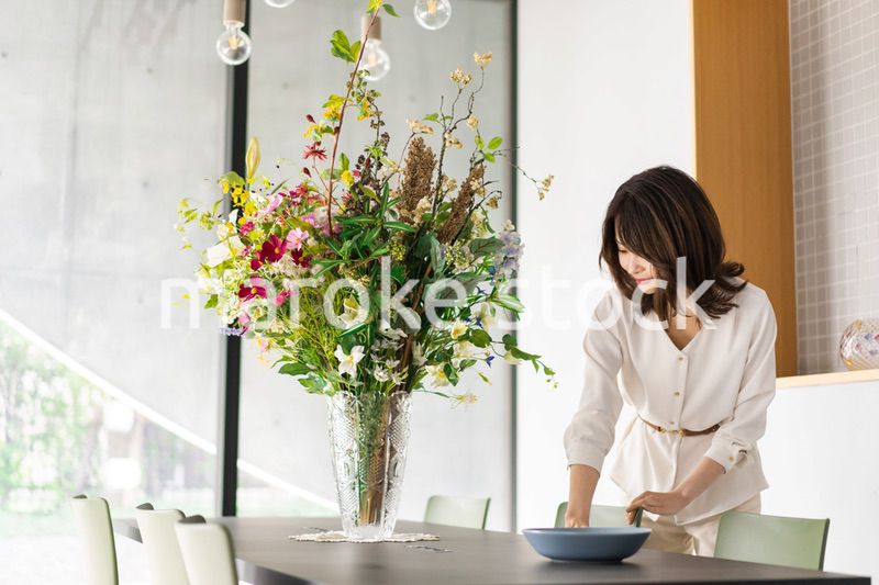 レストランで働く若い女性