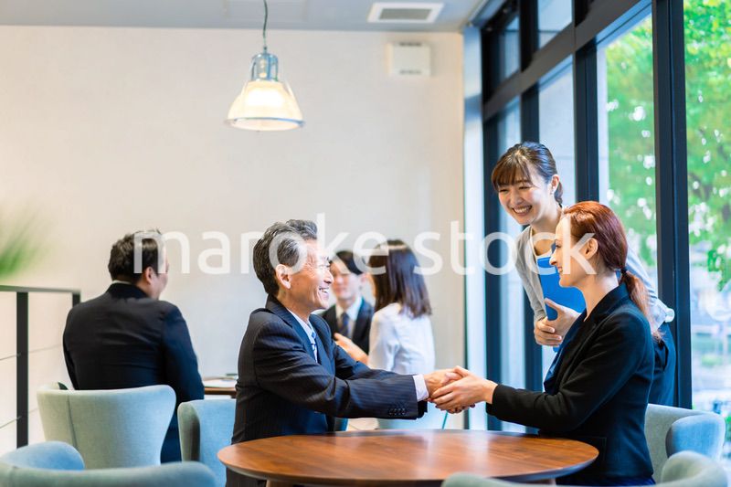 オフィスで働くビジネスパーソン