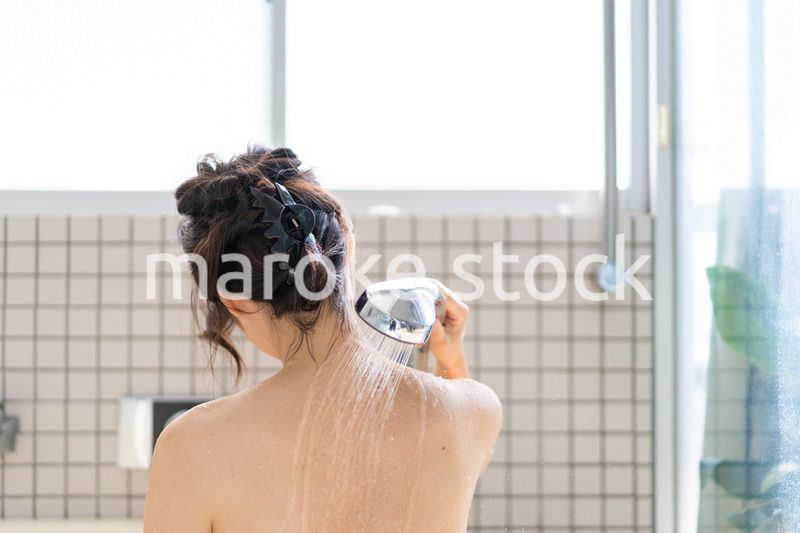 お風呂でシャワーを浴びる若い女性