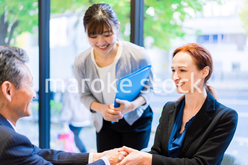 契約を結ぶビジネスパーソン