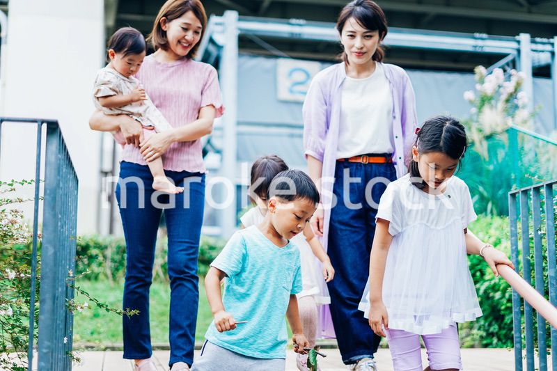 外を散歩するママ友と子供