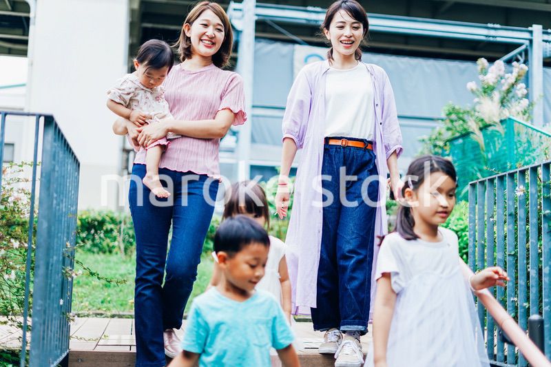 外を散歩するママ友と子供