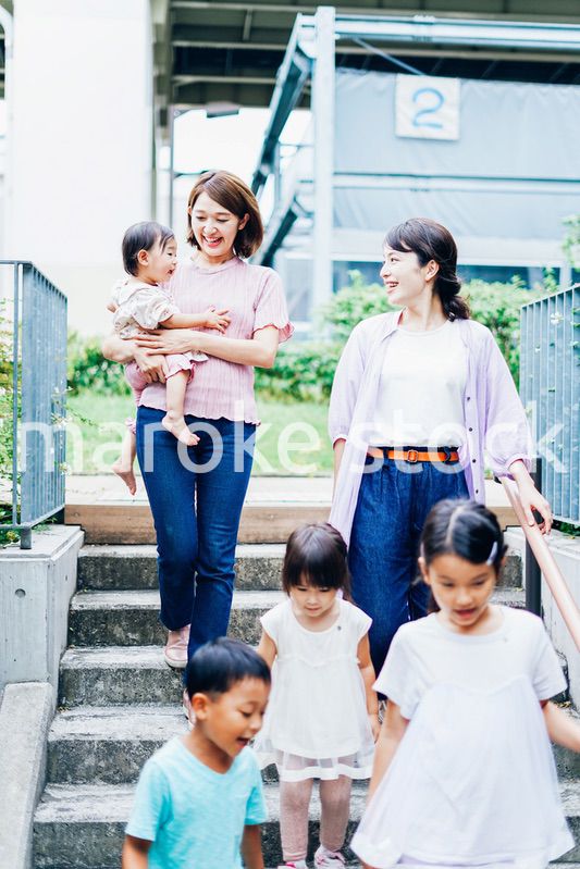 外を散歩するママ友と子供