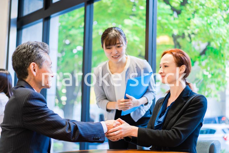 契約を結ぶビジネスパーソン