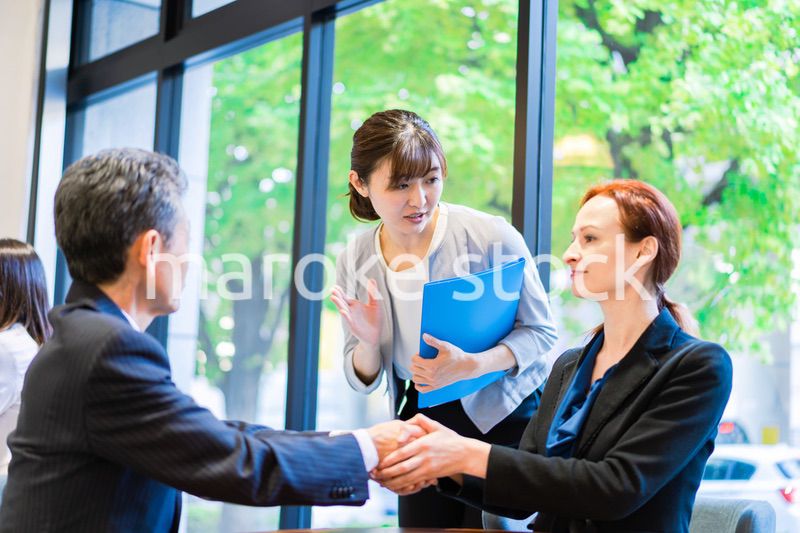 契約を結ぶビジネスパーソン