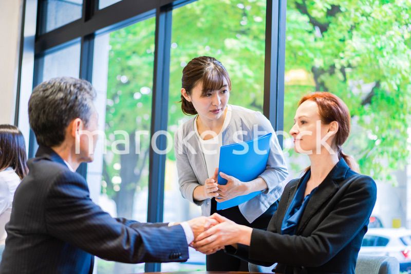 契約を結ぶビジネスパーソン