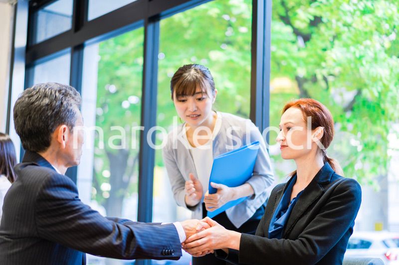 契約を結ぶビジネスパーソン