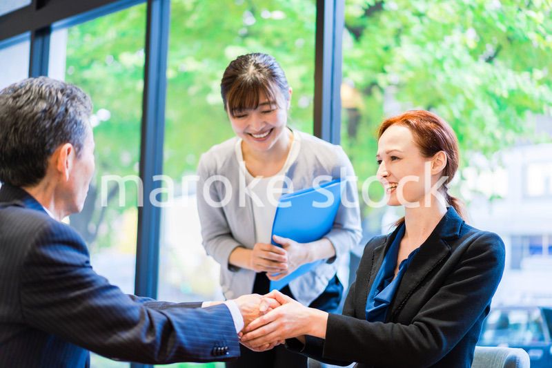 契約を結ぶビジネスパーソン