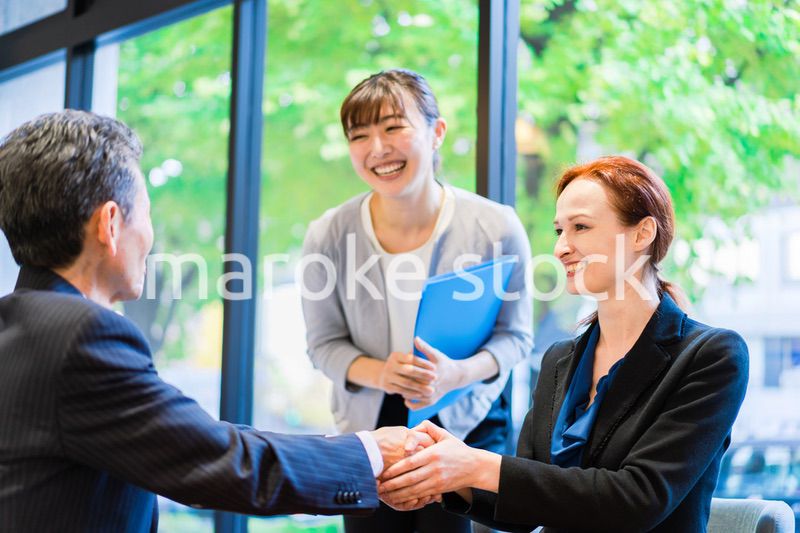 契約を結ぶビジネスパーソン