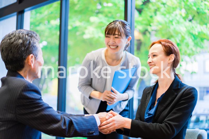 契約を結ぶビジネスパーソン