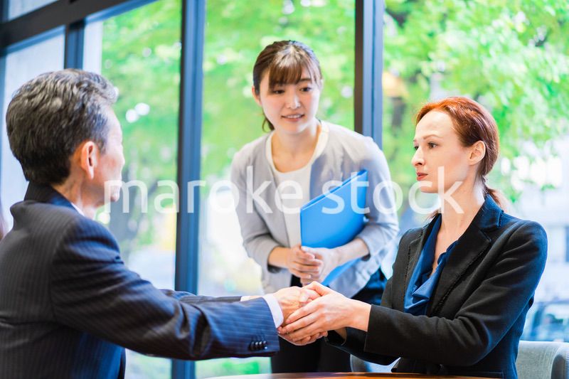 契約を結ぶビジネスパーソン