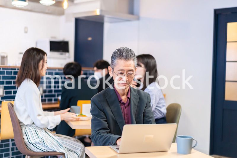 カフェで仕事をする中年男性