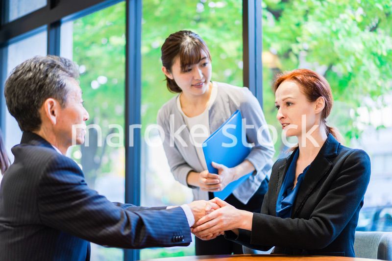 契約を結ぶビジネスパーソン