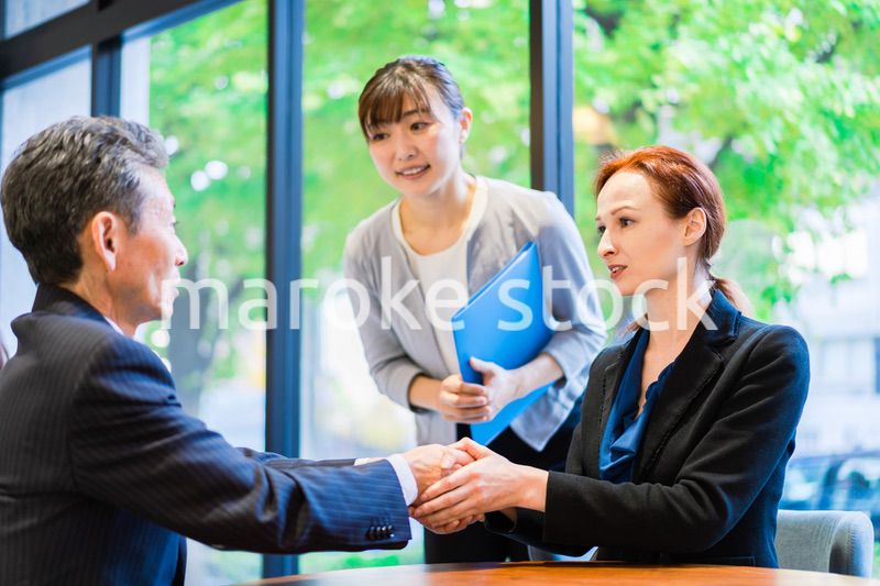 契約を結ぶビジネスパーソン