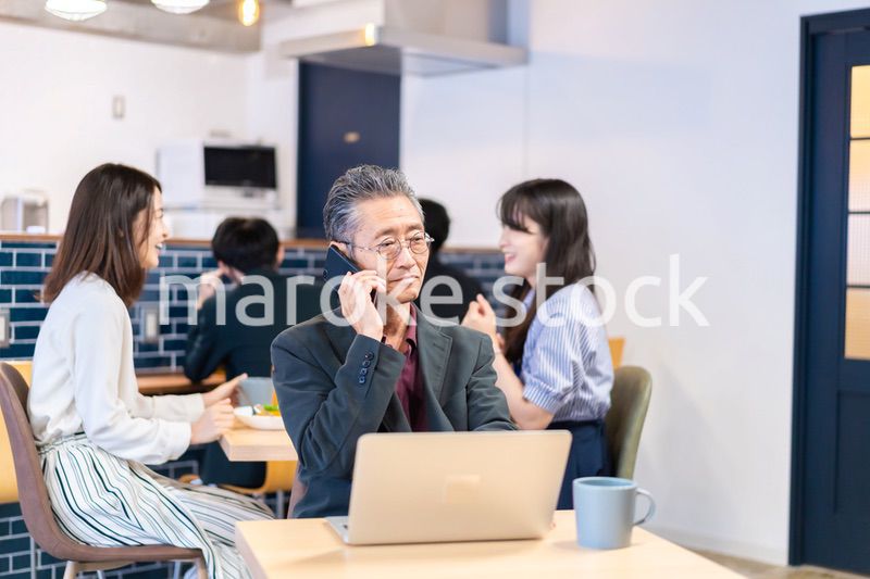 カフェで電話をするエグゼクティブ