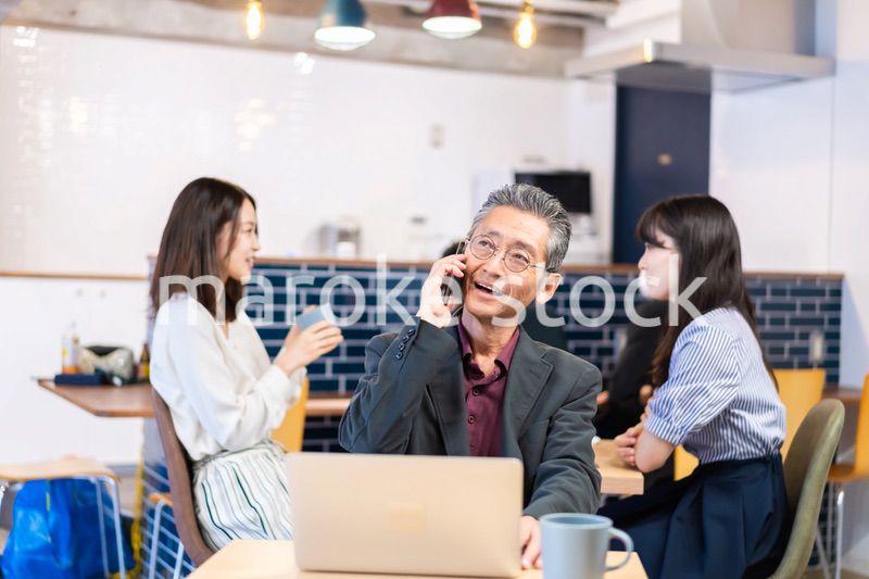 カフェで電話をするエグゼクティブ