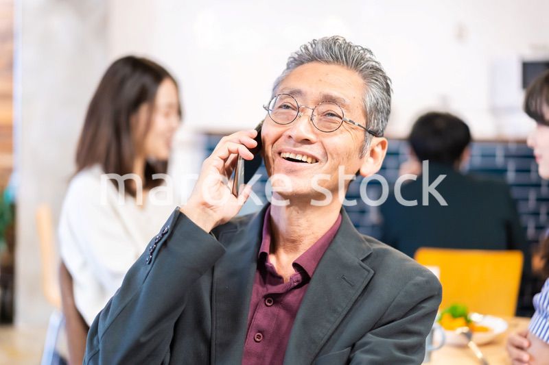 カフェで電話をするエグゼクティブ