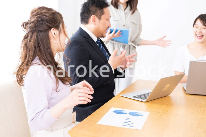 赤ちゃんを連れてオフィスで働く女性