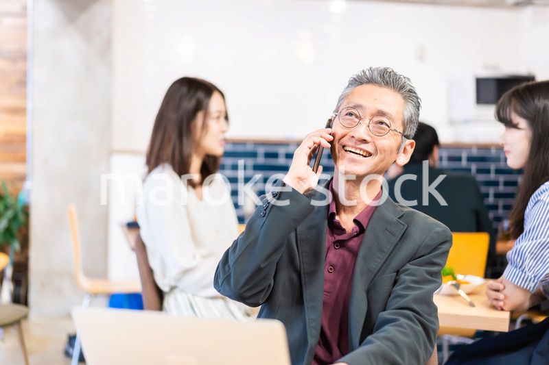 カフェで電話をするエグゼクティブ