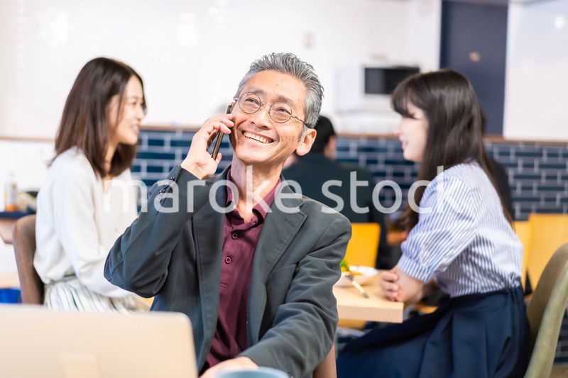 カフェで電話をするエグゼクティブ