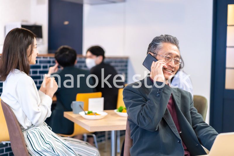 カフェで電話をするエグゼクティブ