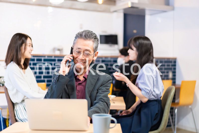 カフェで電話をするエグゼクティブ