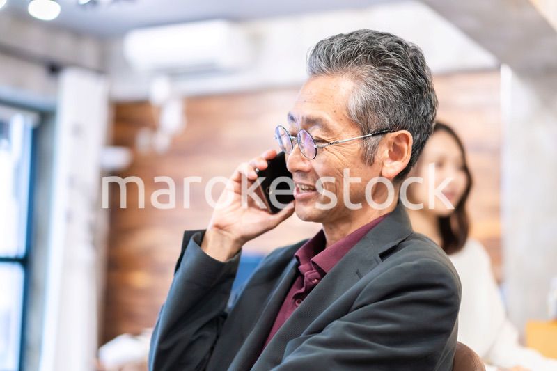 カフェで電話をするエグゼクティブ