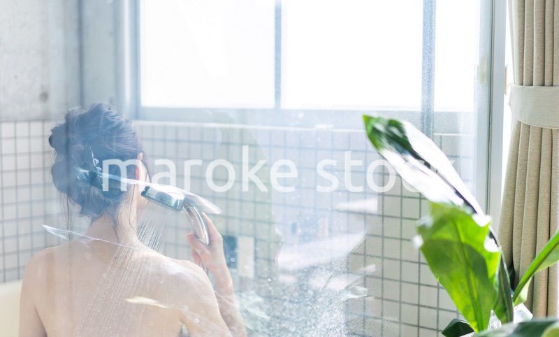 お風呂でシャワーを浴びる若い女性
