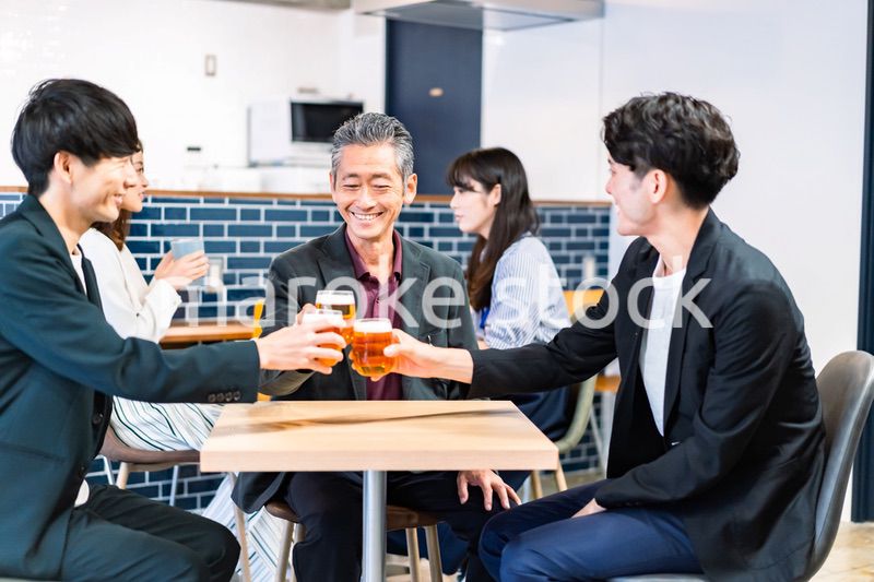 打ち上げをするビジネスマン