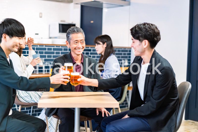 打ち上げをするビジネスマン