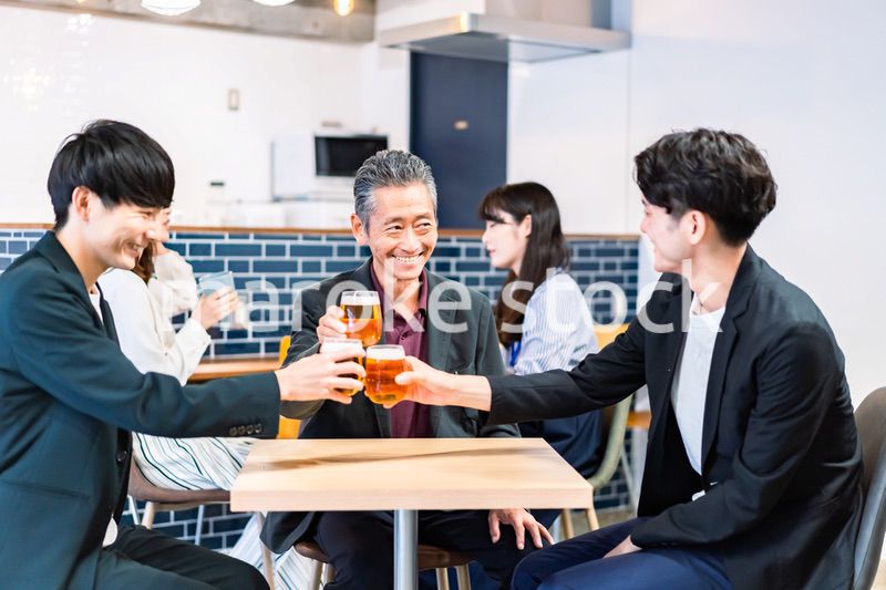 打ち上げをするビジネスマン