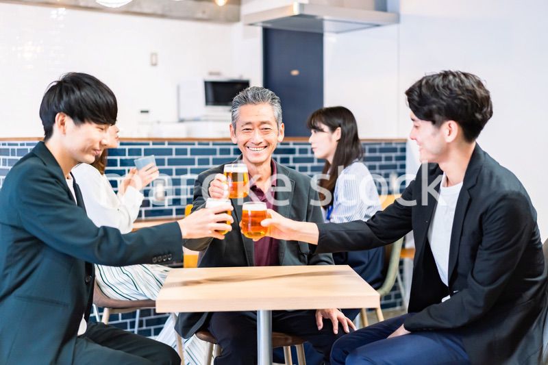 打ち上げをするビジネスマン