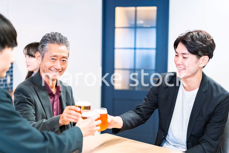 打ち上げをするビジネスマン