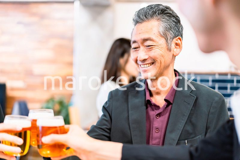 打ち上げをするビジネスマン