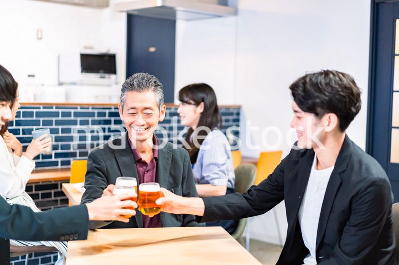 打ち上げをするビジネスマン