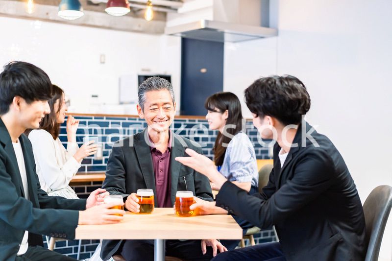 打ち上げをするビジネスマン