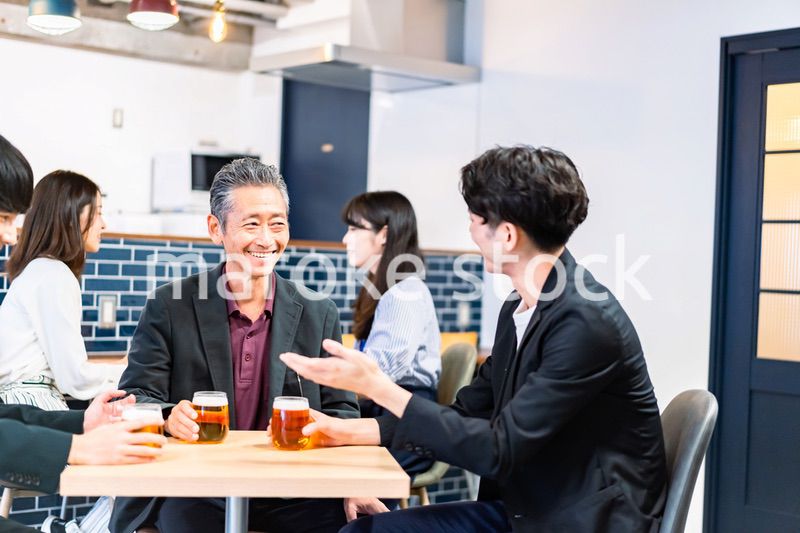 打ち上げをするビジネスマン