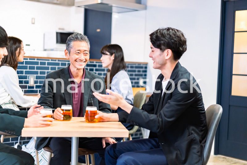 打ち上げをするビジネスマン