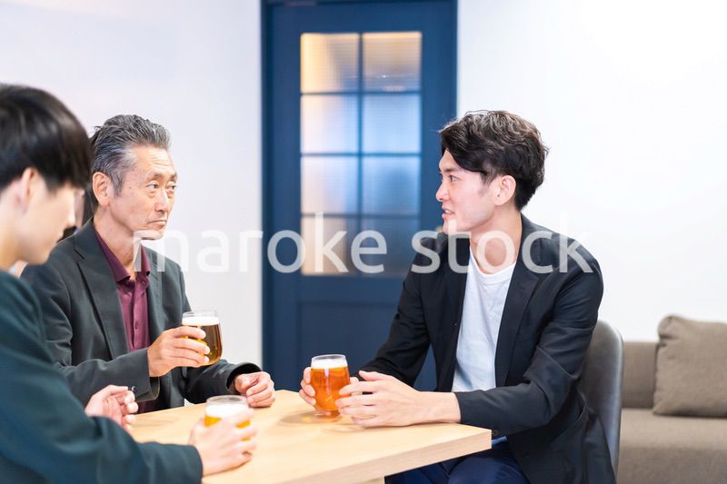 ビアバーでビールを飲むサラリーマン