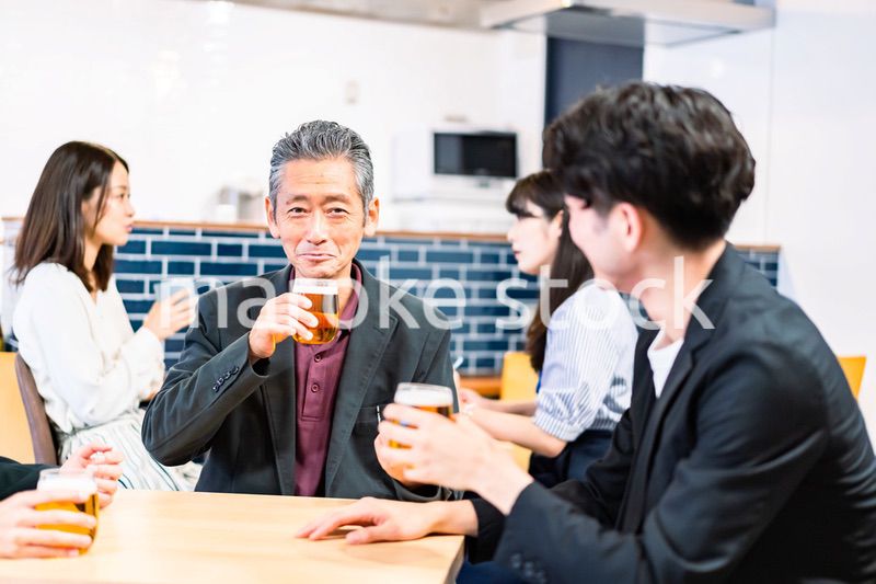 打ち上げをするビジネスマン