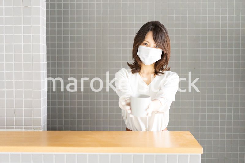 マスクをして接客をする飲食店のスタッフ