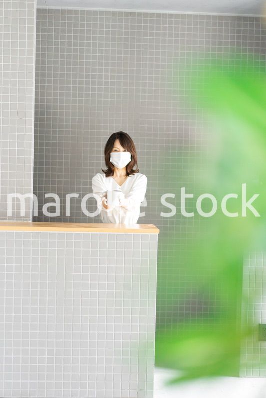 マスクをして接客をする飲食店のスタッフ