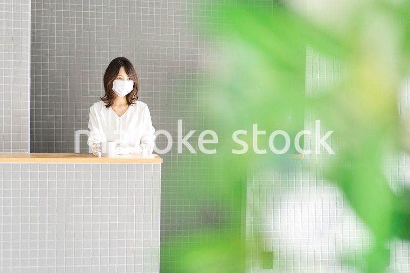 マスクをして接客をする飲食店のスタッフ