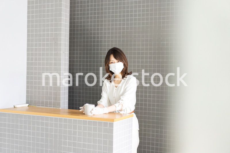 マスクをして接客をする飲食店のスタッフ