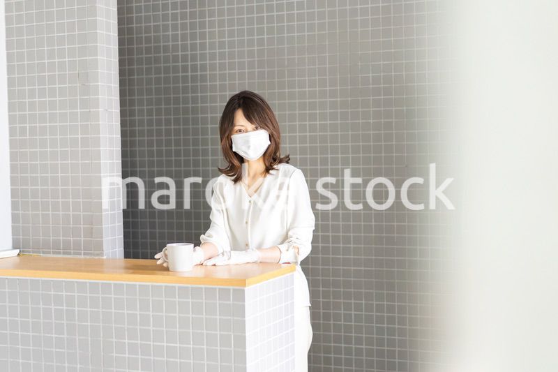 マスクをして接客をする飲食店のスタッフ