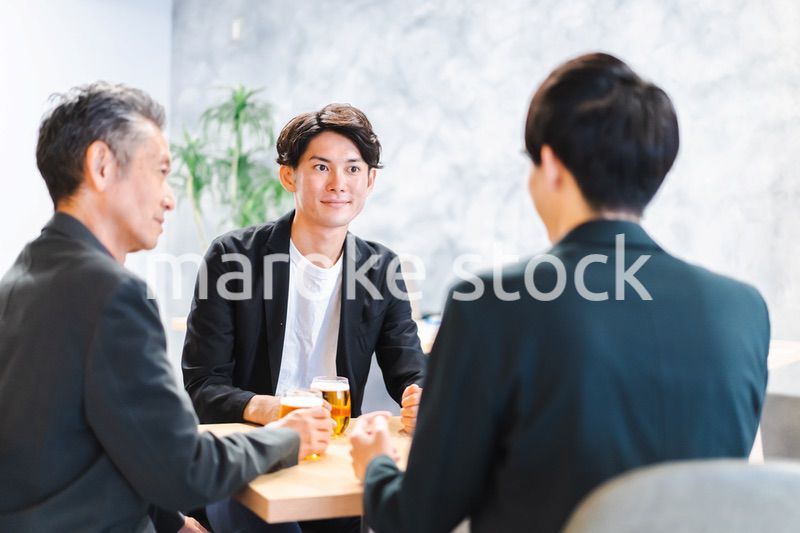 ビアバーでビールを飲むサラリーマン