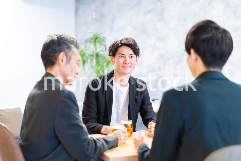 ビアバーでビールを飲むサラリーマン